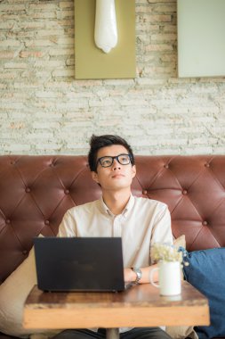 dizüstü bilgisayar ile iş adamı