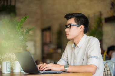 dizüstü bilgisayar ile iş adamı