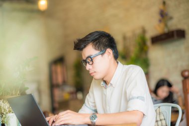 dizüstü bilgisayar ile iş adamı