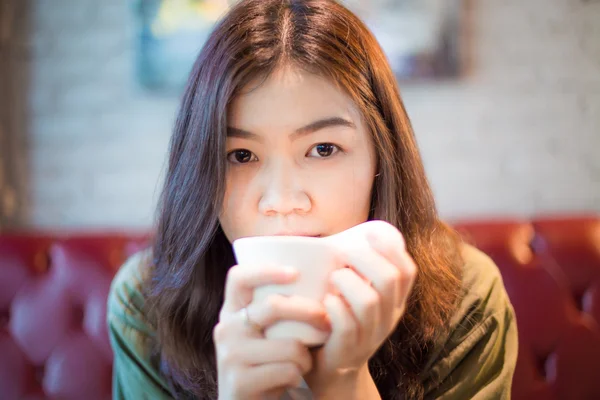 Aantrekkelijke Aziatische vrouw met koffie — Stockfoto
