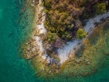 Hava manzaralı beyaz kumsal dalgası tropikal ada turkuvaz su yaz tatili arka planı