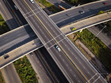 Trafik aracı taşımacılığı endüstrisi ile hava görüntüsü kavşağı ulaşım yolu binası