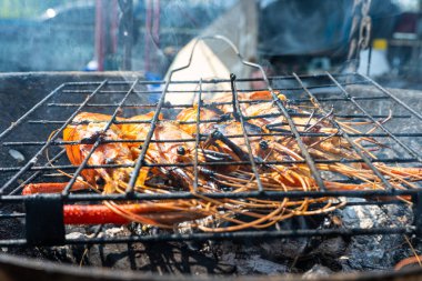Büyük nehir karidesi ateşte kızartılmış deniz mahsulü yemeğiyle.
