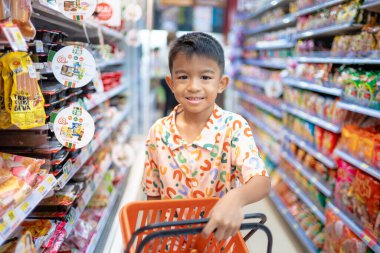 Öğrenci çocuk marketteki mini süpermarketten yiyecek ve içecek almayı sever.