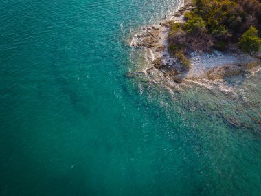 Hava manzaralı, beyaz kumlu, kayalık plaj dalgalı, tropikal ada, turkuaz su yaz tatili doğa arka planı.