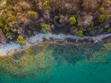 Hava manzaralı, beyaz kumlu, kayalık plaj dalgalı, tropikal ada, turkuaz su yaz tatili doğa arka planı.