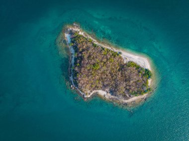 Hava manzaralı, beyaz kumlu, kayalık plaj dalgalı, tropikal ada, turkuaz su yaz tatili doğa arka planı.