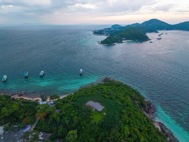 Kohlarn Adası ve deniz kıyısı mercan resifi Pattaya Tayland