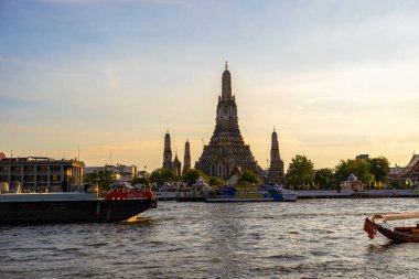 Wat Arun Budist Şafak Tapınağı. Gün batımı. Seyahat teknesi Chao the River Bangkok Tayland.