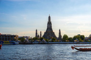 Wat Arun Budist Şafak Tapınağı. Gün batımı. Seyahat teknesi Chao the River Bangkok Tayland.