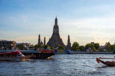 Wat Arun Budist Şafak Tapınağı. Gün batımı. Seyahat teknesi Chao the River Bangkok Tayland.