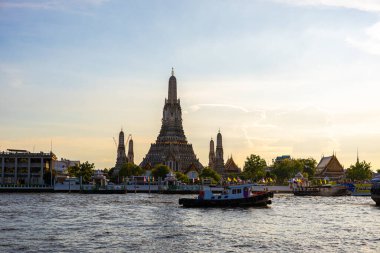Wat Arun Budist Şafak Tapınağı. Gün batımı. Seyahat teknesi Chao the River Bangkok Tayland.