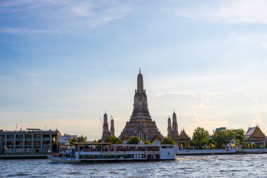 Wat Arun Budist Şafak Tapınağı. Gün batımı. Seyahat teknesi Chao the River Bangkok Tayland.