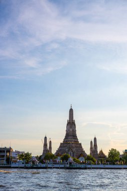 Wat Arun Budist Şafak Tapınağı. Gün batımı. Seyahat teknesi Chao the River Bangkok Tayland.
