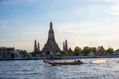 Wat Arun Budist Şafak Tapınağı. Gün batımı. Seyahat teknesi Chao the River Bangkok Tayland.