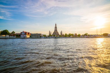 Wat Arun Budist Şafak Tapınağı. Gün batımı. Seyahat teknesi Chao the River Bangkok Tayland.