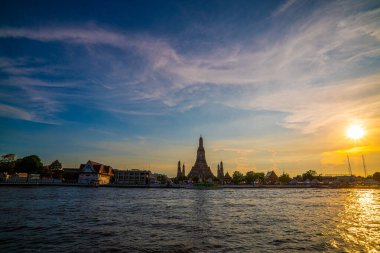 Wat Arun Budist Şafak Tapınağı. Gün batımı. Seyahat teknesi Chao the River Bangkok Tayland.