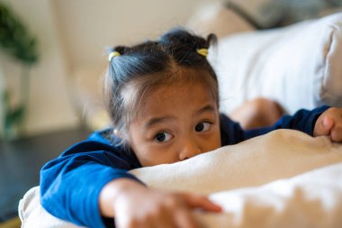 Sevimli kız valizinin keyfini çıkar otel odasında ailesiyle gezintiye çık