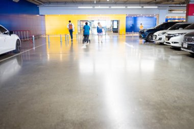 Soyut bulanık boş modern araba otoparkı iç market mağaza taşımacılığı arkaplanı