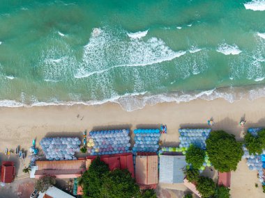 Hava manzaralı beyaz kumlu sahil dalgası villa koltuklu turkuaz su yaz tatili arka planı