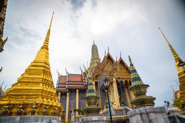 Bangkok, Tayland 'da antik bir Zümrüt Buda Wat Phra Kaew tapınağına ev sahipliği yapar.
