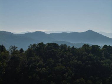 Hava manzaralı yeşil tropikal yağmur ormanları dağ günbatımı renkli gökyüzü doğa manzarası