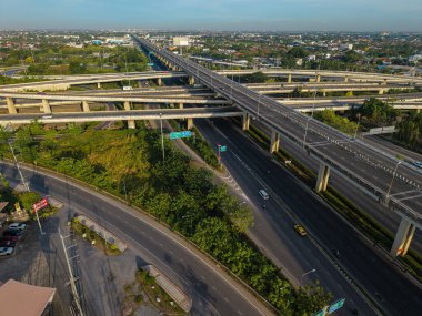 Otomobil hareketli hava manzaralı trafik yolu kavşağı taşımacılık endüstrisi