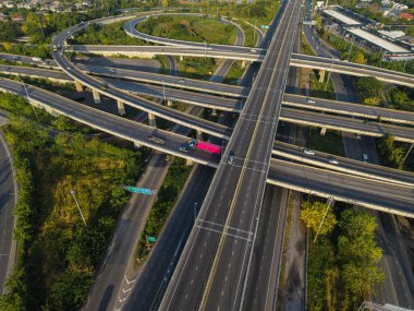 Hava görüntüsü şehir taşımacılığı kavşağı asfalt yolu ile araba ve kamyon taşımacılık endüstrisi