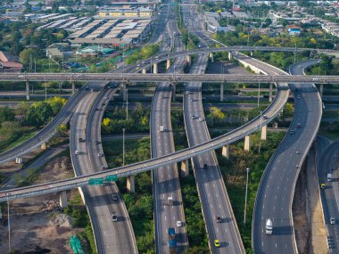 Hava görüntüsü şehir taşımacılığı kavşağı asfalt yolu ile araba ve kamyon taşımacılık endüstrisi