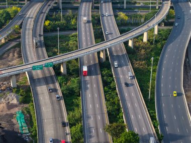 Otomobil hareketli hava manzaralı trafik yolu kavşağı taşımacılık endüstrisi