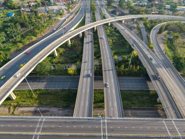 Hava görüntüsü şehir taşımacılığı kavşağı asfalt yolu ile araba ve kamyon taşımacılık endüstrisi
