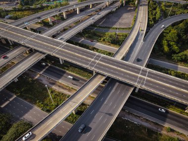 Otomobil hareketli hava manzaralı trafik yolu kavşağı taşımacılık endüstrisi
