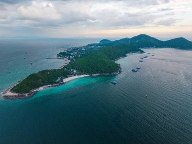 Hava manzaralı Koh Larn Koh Sak adası sahil gezisi teknesi mercan kayalıkları Pattaya Tayland