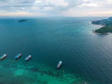 Hava manzaralı Koh Larn Koh Sak adası sahil gezisi teknesi mercan kayalıkları Pattaya Tayland