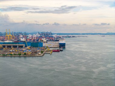 Havadan izlenen kargo gemileri Laem chabang limanındaki büyük ihracat deposuna demirlemiş. Tayland sanayi bölgesi.