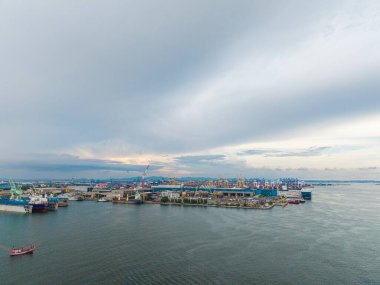 Havadan izlenen kargo gemileri Laem chabang limanındaki büyük ihracat deposuna demirlemiş. Tayland sanayi bölgesi.