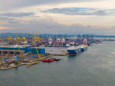 Havadan izlenen kargo gemileri Laem chabang limanındaki büyük ihracat deposuna demirlemiş. Tayland sanayi bölgesi.