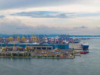 Havadan izlenen kargo gemileri Laem chabang limanındaki büyük ihracat deposuna demirlemiş. Tayland sanayi bölgesi.