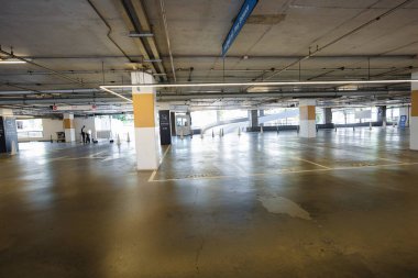 Süpermarketin arka planında boş park yeri