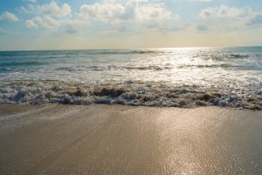 Deniz kıyısı dalgası turkuaz su güneşli gün mavi gökyüzü bulutlu yaz tatili Samui adası Tayland
