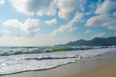 Deniz kıyısı dalgası turkuaz su güneşli gün mavi gökyüzü bulutlu yaz tatili Samui adası Tayland