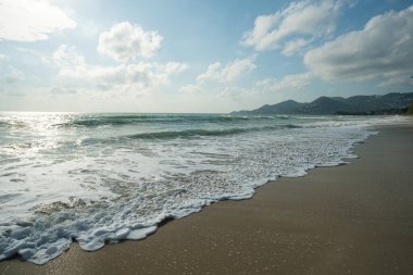 Deniz kıyısı dalgası turkuaz su güneşli gün mavi gökyüzü bulutlu yaz tatili Samui adası Tayland