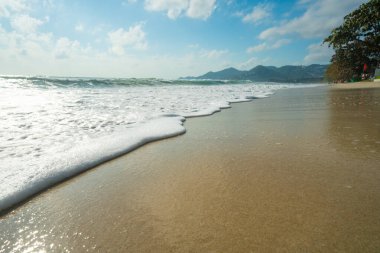 Deniz kıyısı dalgası turkuaz su güneşli gün mavi gökyüzü bulutlu yaz tatili Samui adası Tayland
