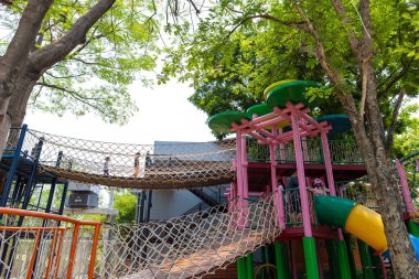 Renkli açık hava çocuk parkı halk parkı eğlence parkı