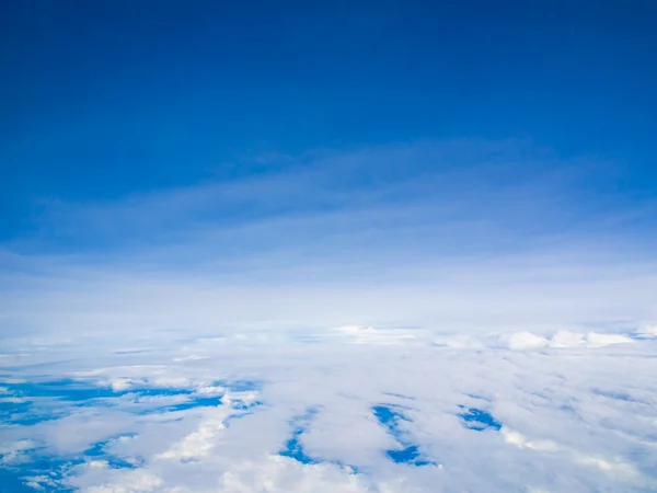 Céu azul com vista de nuvem da janela do avião — Fotografia de Stock