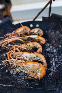 Nehir karidesi ateşte kızartılmış deniz ürünleri.