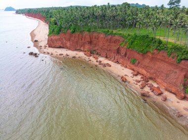 Hava manzaralı deniz sahili dağ adası tropikal yağmur ormanı doğa manzarası