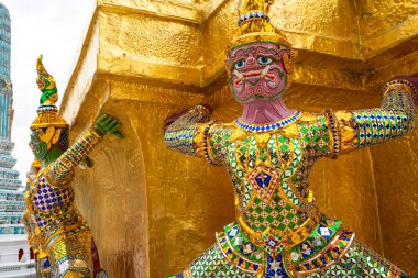 Zümrüt Buddha Tapınağı Wat Phra Kaew Bangkok Tayland 'da koruma altında.