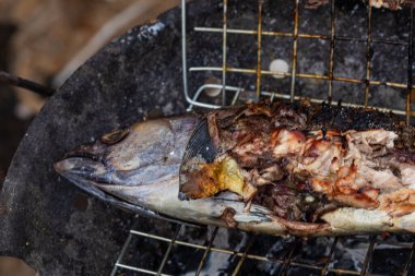 Ton balığı ateşte kızartılmış deniz mahsulleri.