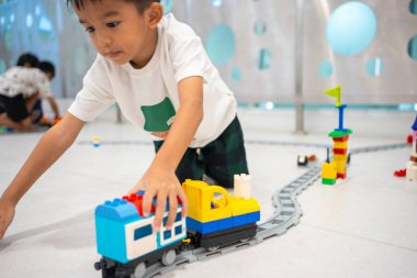 Küçük anaokulu çocuğu okul eğitiminde renkli oyuncaklar inşa etmekten zevk alıyor.